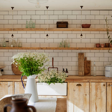 Des Murs de Cuisine Vides ? Voici 10 Façons Magnifiques de les Remplir !